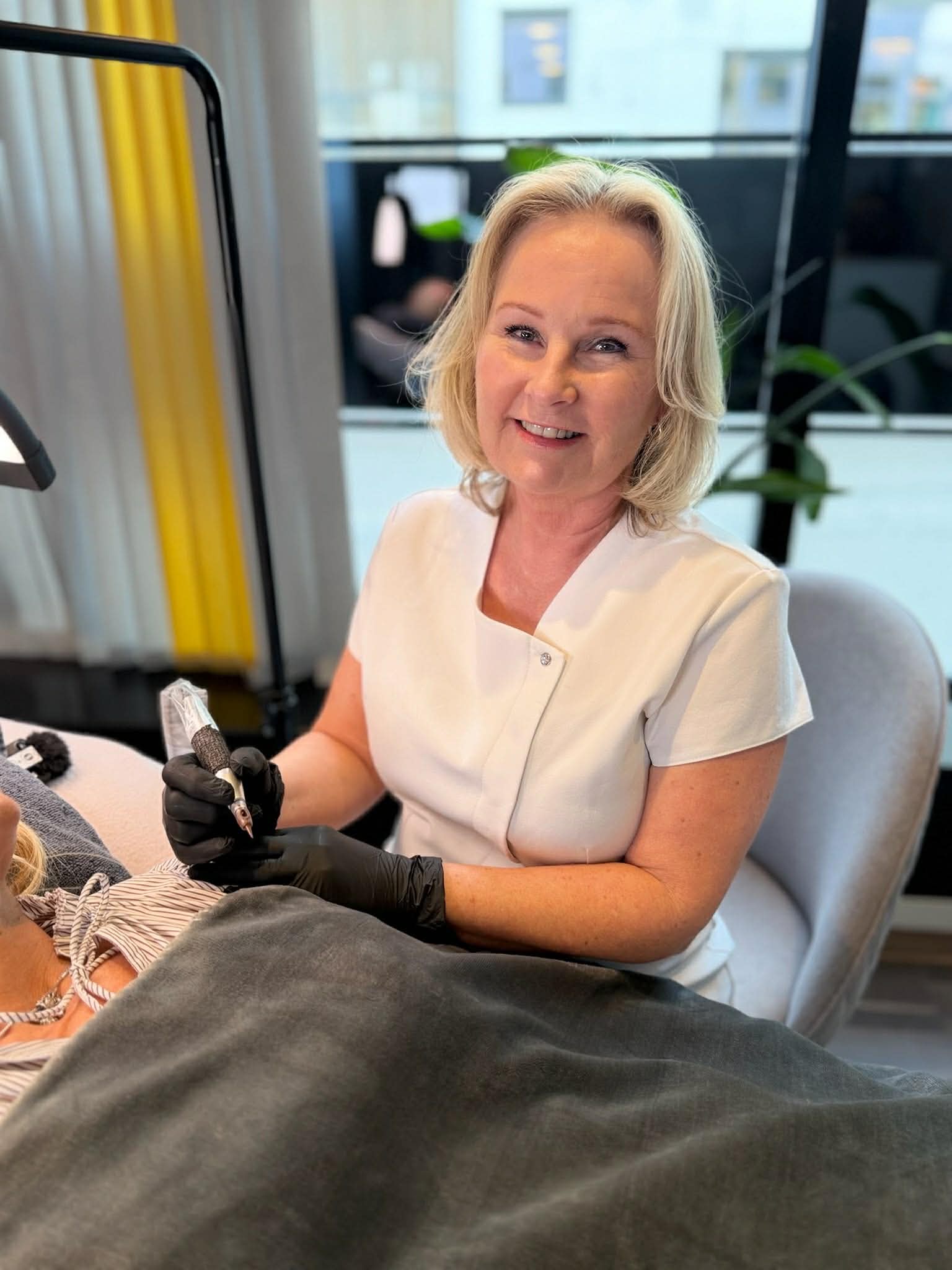 Ellen Marthinsen utfører en permanent makeup-behandling